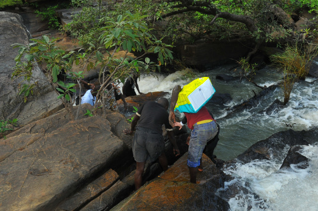 Accs aux grandes chutes de Tanougou by Fabrice